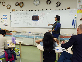 ハロウィーンのクモの巣のオーナメントづくり