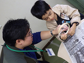 ハロウィーンのクモの巣のオーナメントづくり