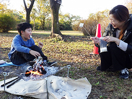 薪集めから始める!焚火体験