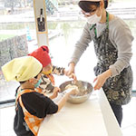 生地をこねてパンを焼こう
