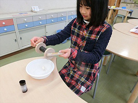マユから糸へ（黄繭）～糸とり体験～