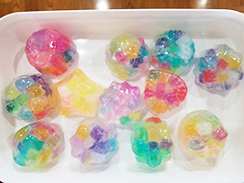 宝石石けん、花・ビーズを使った作品作り