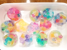 宝石石けん・花・ビーズを使った作品作り