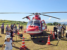 消防防災ヘリコプターでの水難救助訓練の披露