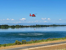 消防防災ヘリコプターでの水難救助訓練の披露