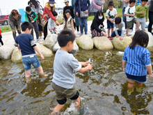 にじます掴み取り体験イベント