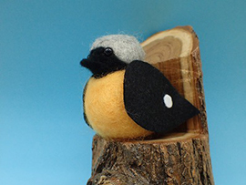 羊毛フェルトのジョウビタキ