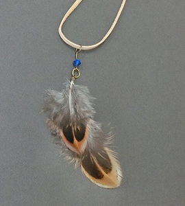 鳥の羽根のペンダントをつくろう