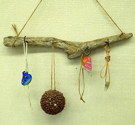 流木でアクセサリーハンガーを作ろう