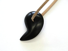 勾玉(まがたま)づくり(黒マーブル)