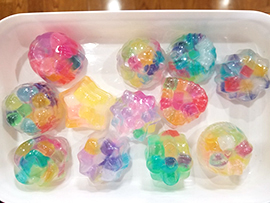 宝石石けん、花・ビーズを使った作品作り