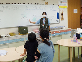 川に行く前に、川に暮らす生きものが、どんなところに隠れているか、どうやって捕まえるかなどを指導員が解説しました。