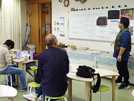 ハロウィーンのクモの巣のオーナメントづくり