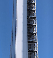 地上100メートルの階段のぼりに挑戦！